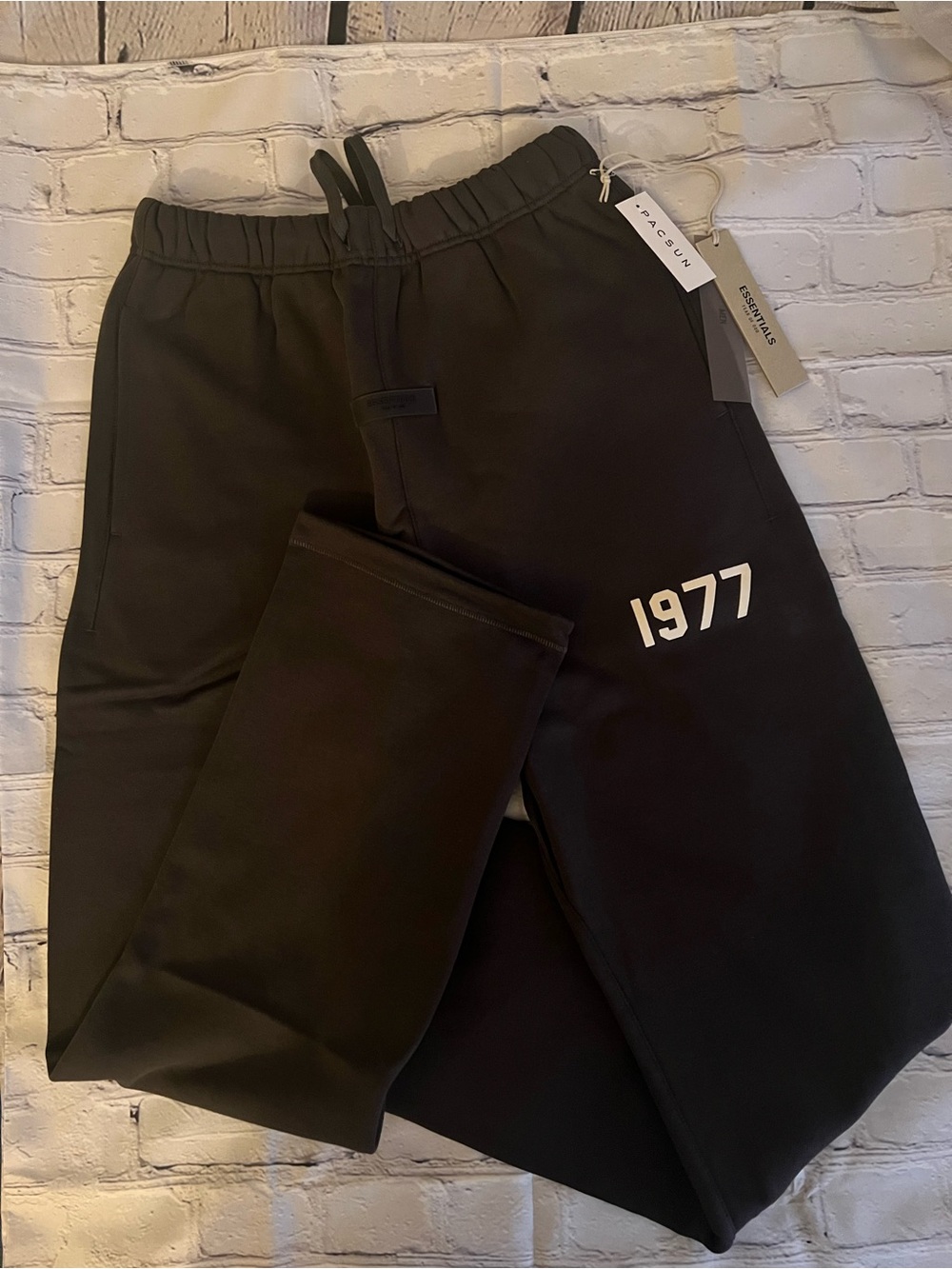 Fear of God Essentials 1977 Iron. - Picture 1 of 5